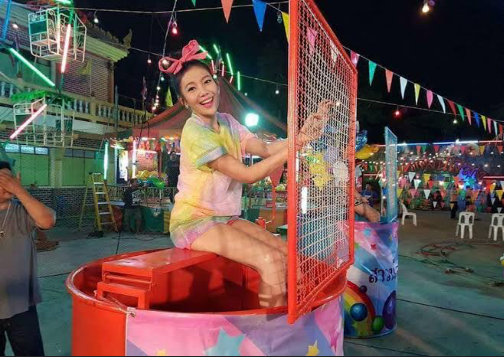 สาวน้อยตกน้ำ